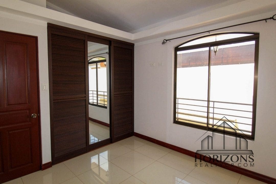 AMPLIA CASA EN AYARCO 3 HABITACIONES TERRAZA NJM24