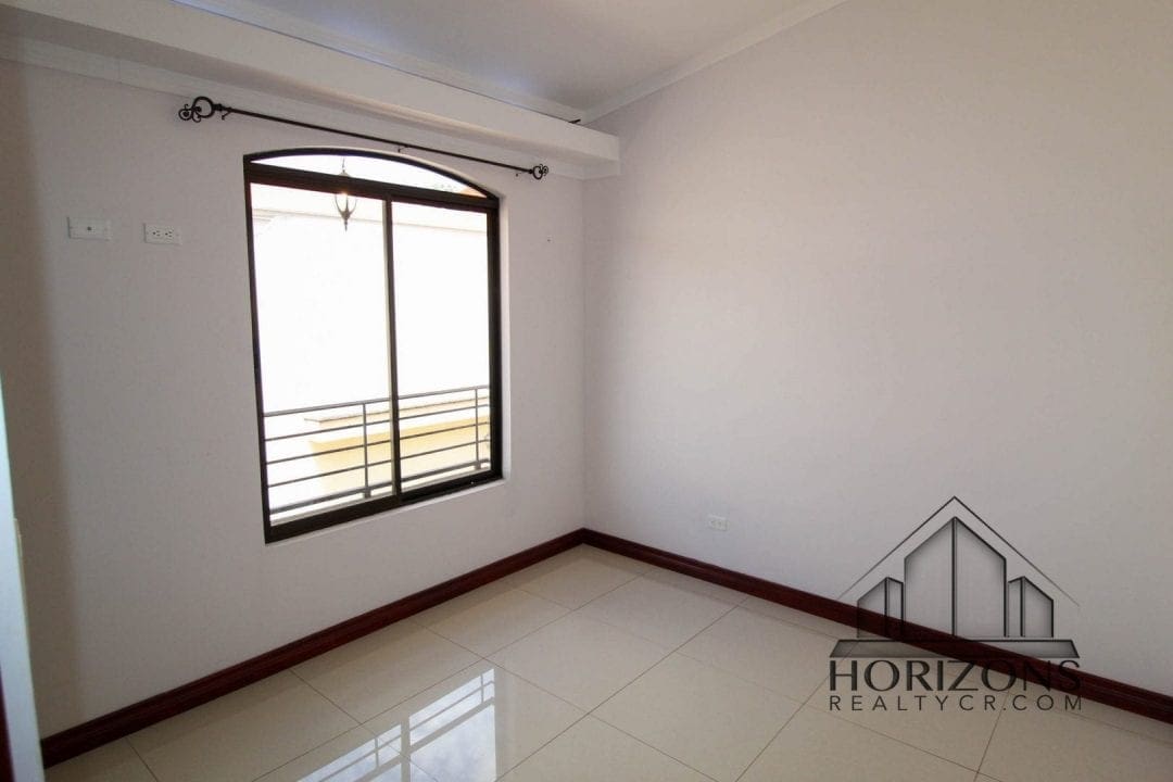 AMPLIA CASA EN AYARCO 3 HABITACIONES TERRAZA NJM24