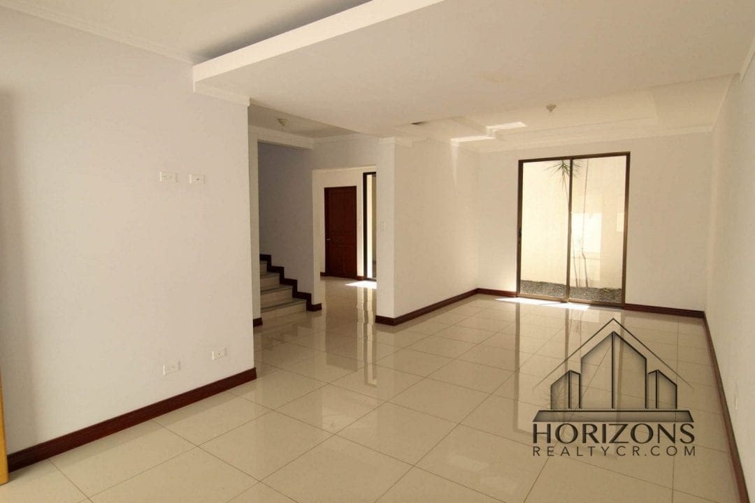 AMPLIA CASA EN AYARCO 3 HABITACIONES TERRAZA NJM24