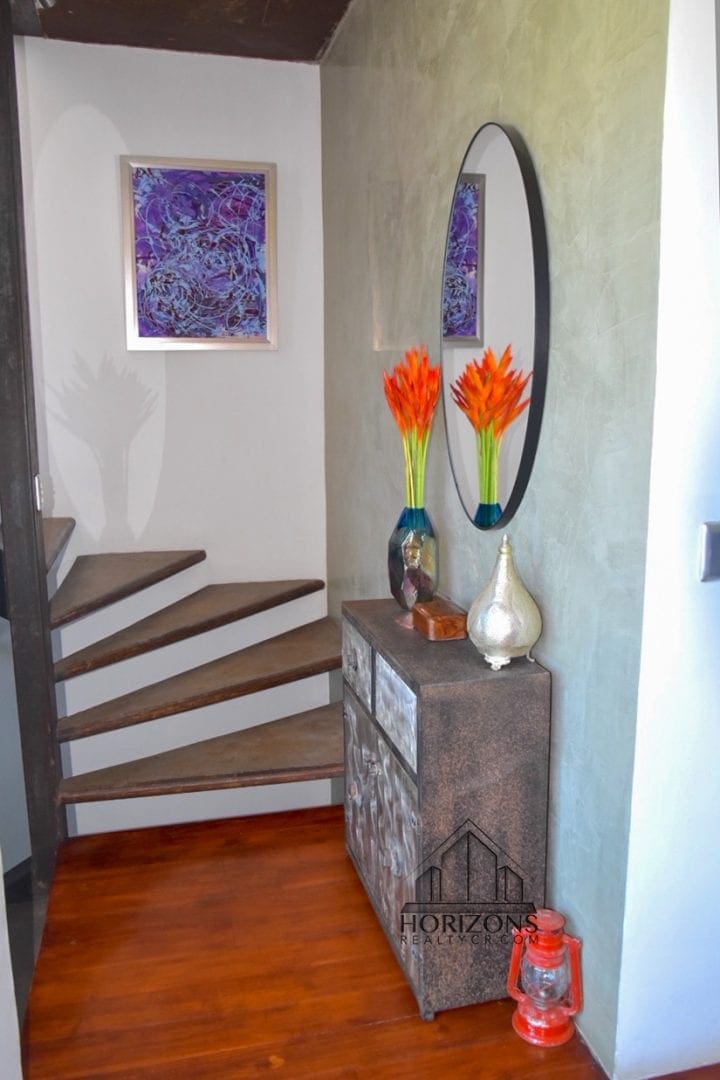 Apartamento con rooftop privado en Guachipelín - escalera