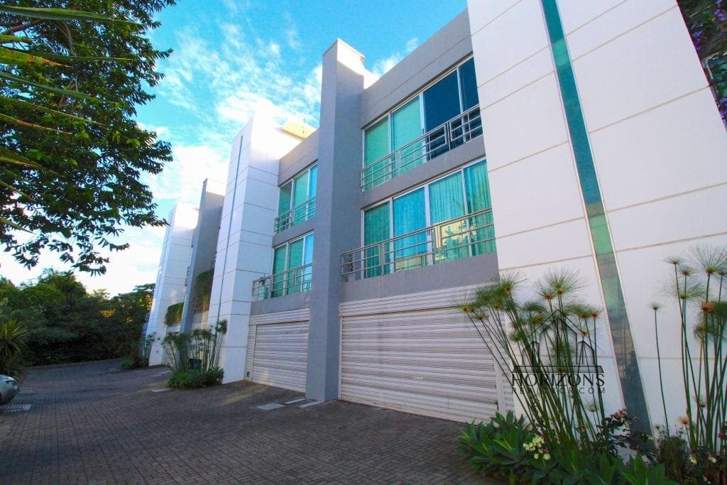 Apartamento con rooftop privado en Guachipelín - fachada del edificio