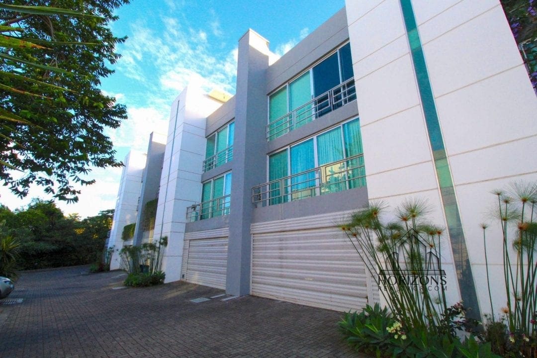 Apartamento con rooftop privado en Guachipelín - fachada del edificio