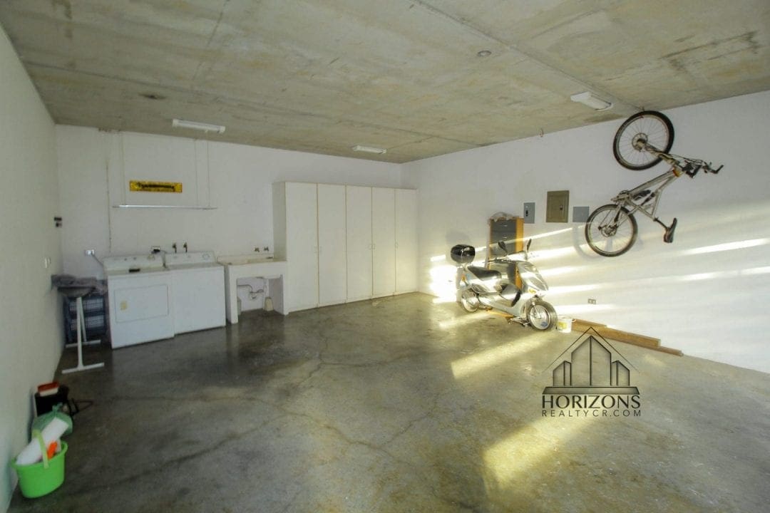 Apartamento con rooftop privado en Guachipelín - garaje con lavandería