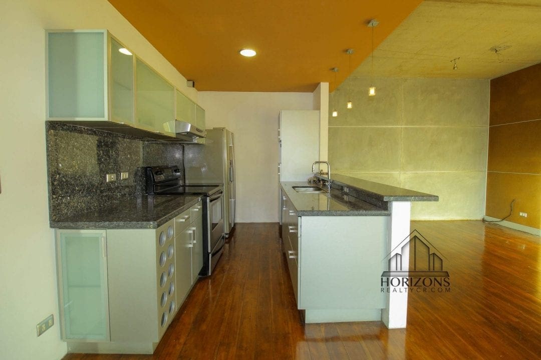Apartamento con rooftop privado en Guachipelín - cocina con sobres de granito