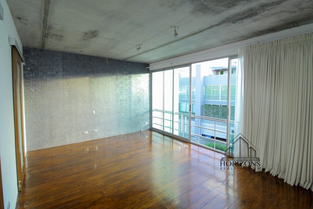 Apartamento con rooftop privado en Guachipelín - habitación con ventanal