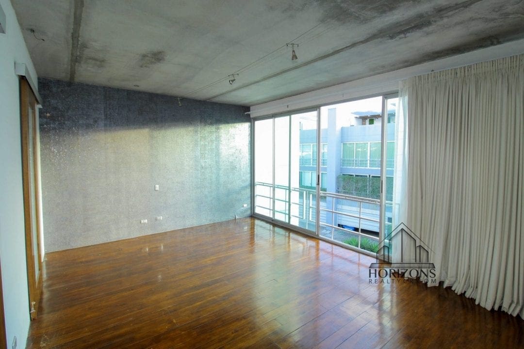 Apartamento con rooftop privado en Guachipelín - habitación con ventanal
