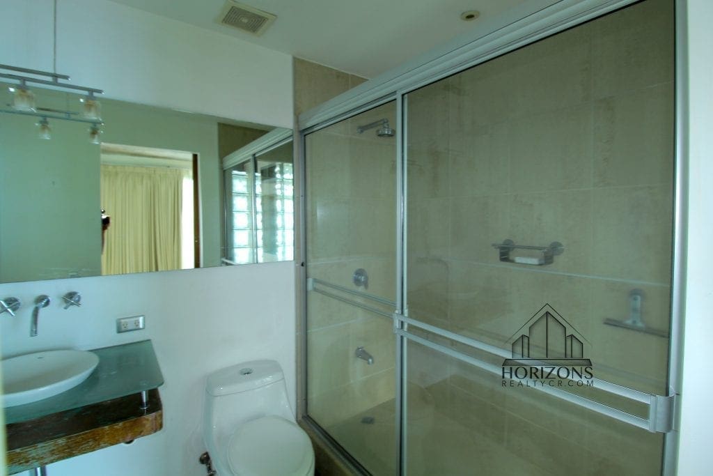 Apartamento con rooftop privado en Guachipelín - baño de la habitación