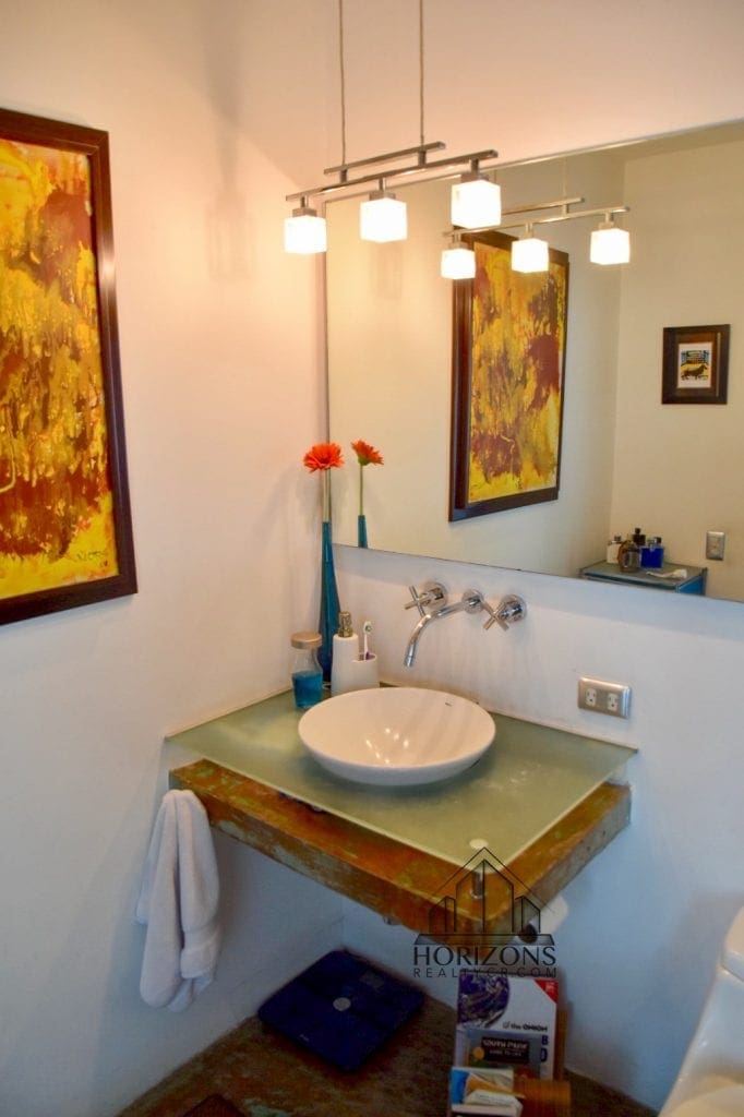 Apartamento con rooftop privado en Guachipelín - baño de la habitación