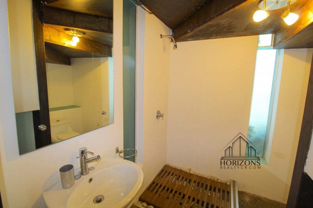 Apartamento con rooftop privado en Guachipelín - baño