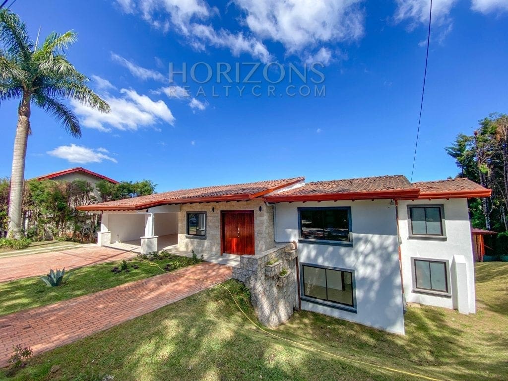 CASA EN TERRENO DE 1,439 M² CON VISTA A LAS MONTAÑAS Y SEGURIDAD TRES RIOS CARTAGO – NOJ495
