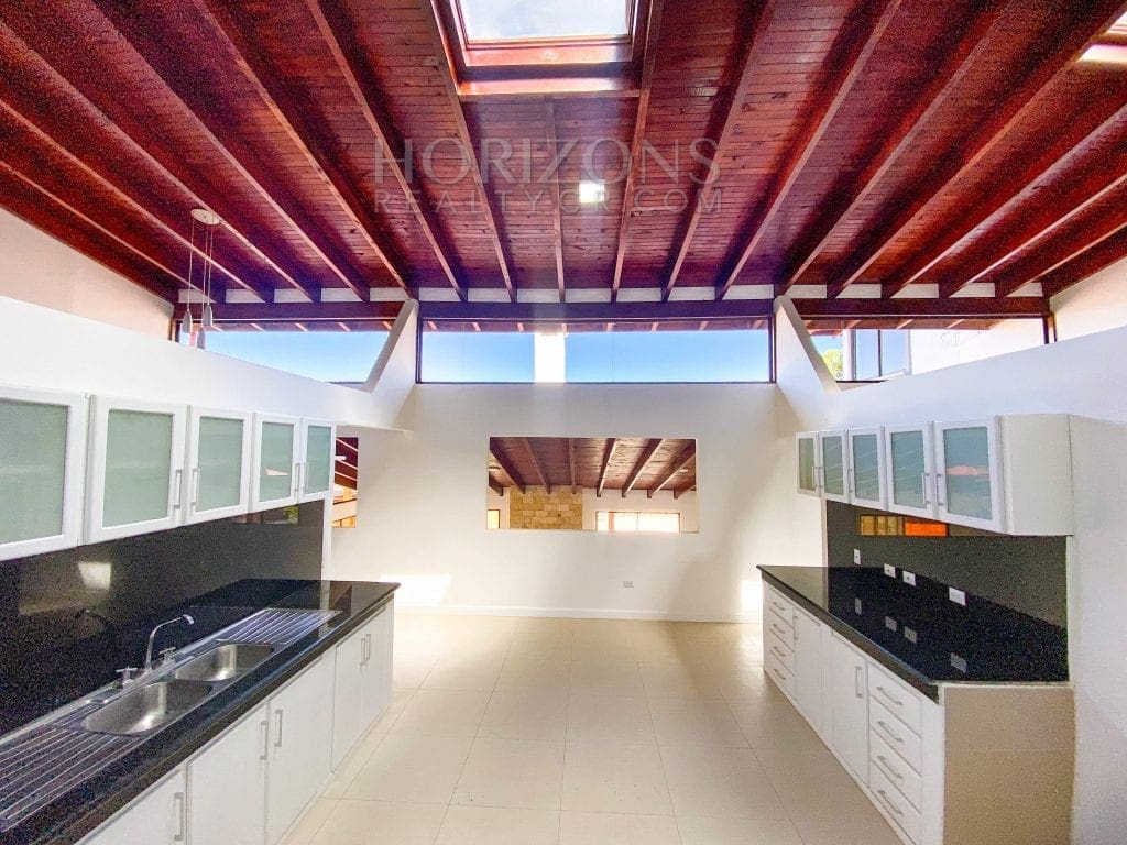 CASA EN TERRENO DE 1,439 M² CON VISTA A LAS MONTAÑAS Y SEGURIDAD TRES RIOS CARTAGO – NOJ495