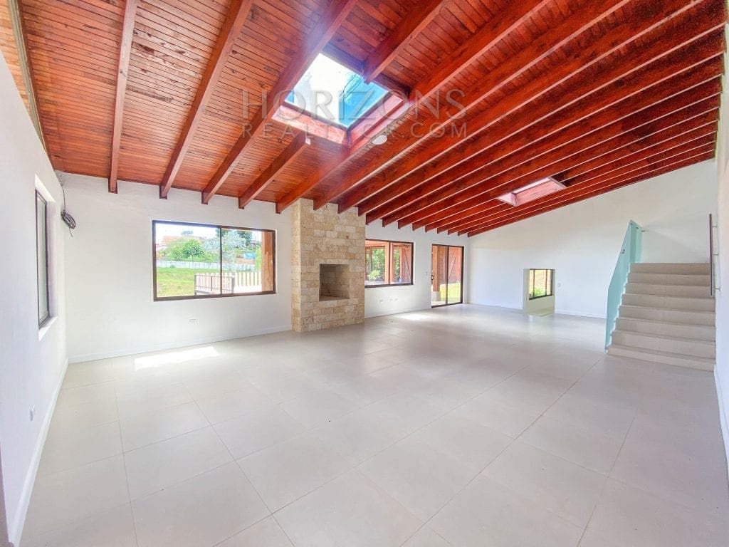 CASA EN TERRENO DE 1,439 M² CON VISTA A LAS MONTAÑAS Y SEGURIDAD TRES RIOS CARTAGO – NOJ495