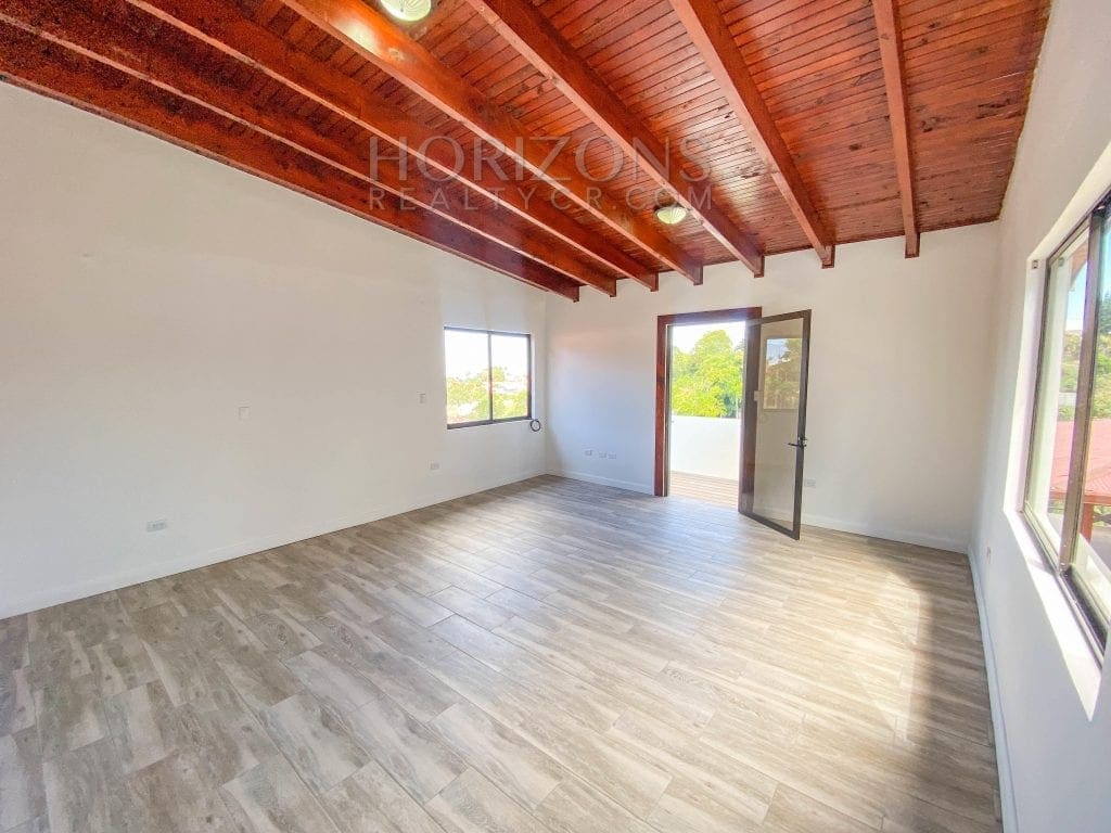 CASA EN TERRENO DE 1,439 M² CON VISTA A LAS MONTAÑAS Y SEGURIDAD TRES RIOS CARTAGO – NOJ495