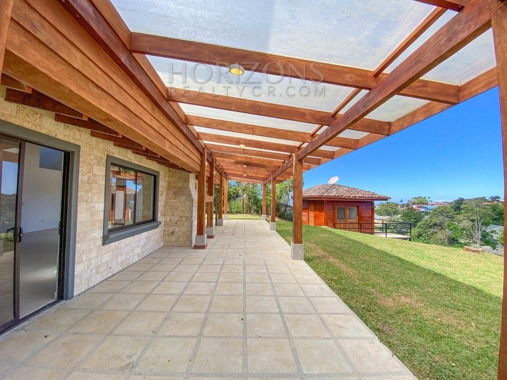 CASA EN TERRENO DE 1,439 M² CON VISTA A LAS MONTAÑAS Y SEGURIDAD TRES RIOS CARTAGO – NOJ495