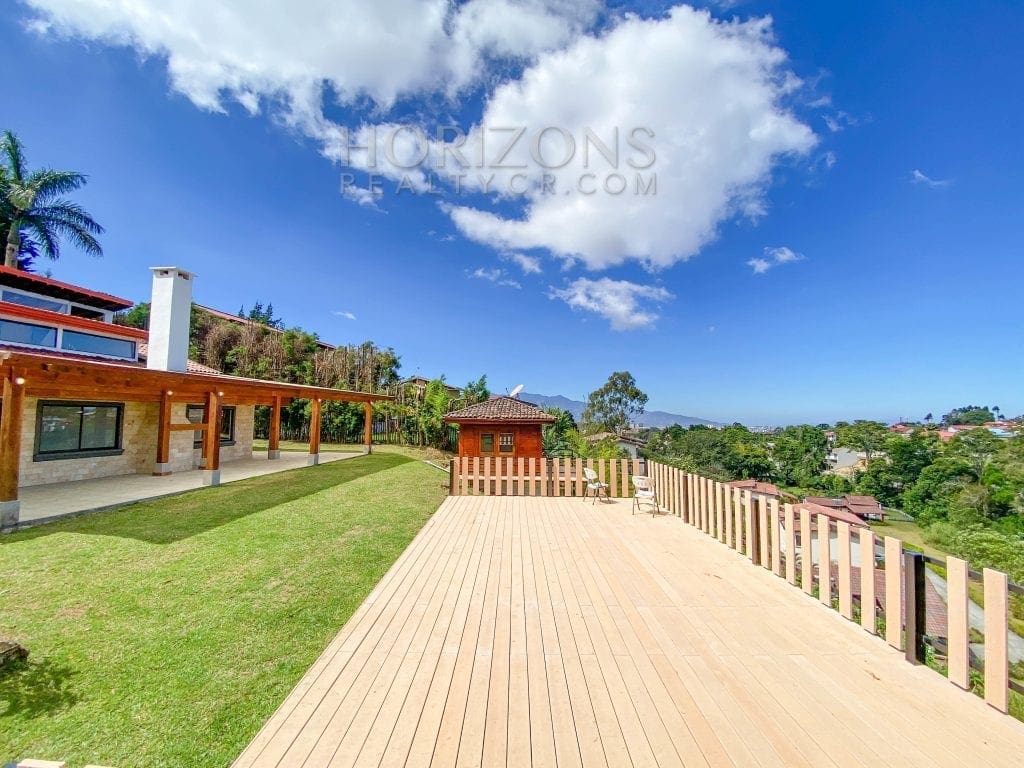 CASA EN TERRENO DE 1,439 M² CON VISTA A LAS MONTAÑAS Y SEGURIDAD TRES RIOS CARTAGO – NOJ495