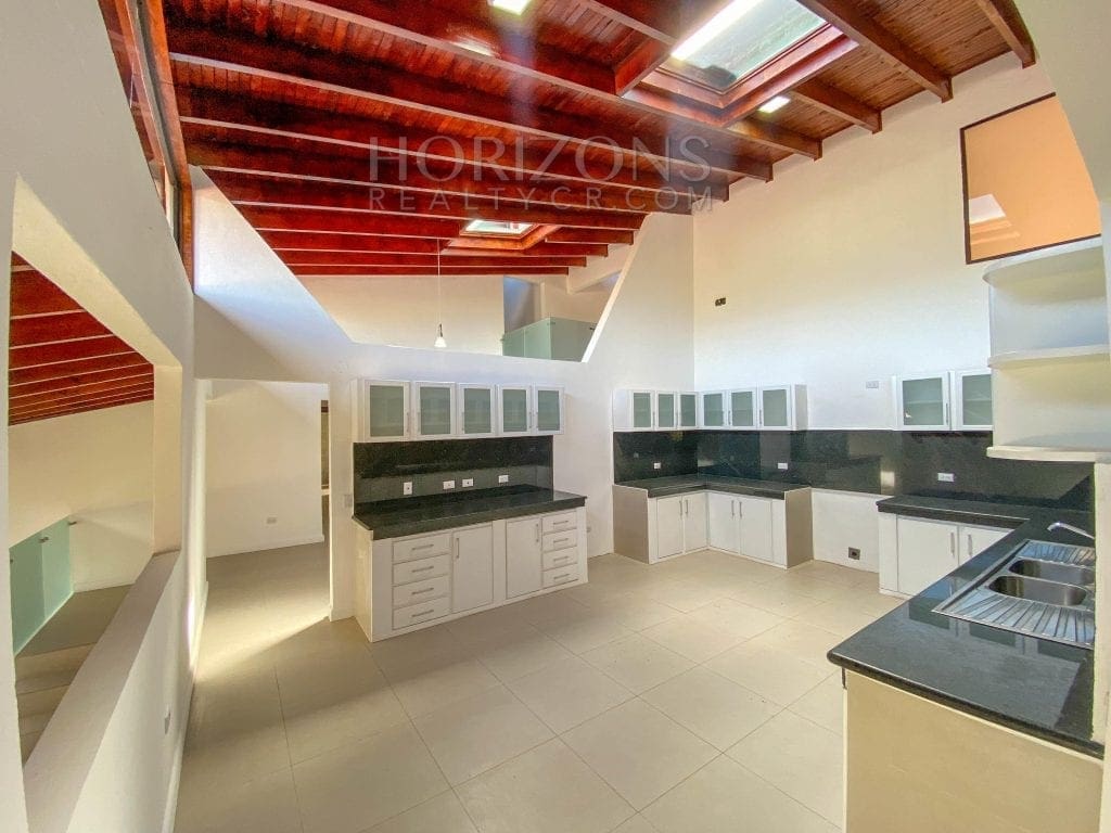 CASA EN TERRENO DE 1,439 M² CON VISTA A LAS MONTAÑAS Y SEGURIDAD TRES RIOS CARTAGO – NOJ495