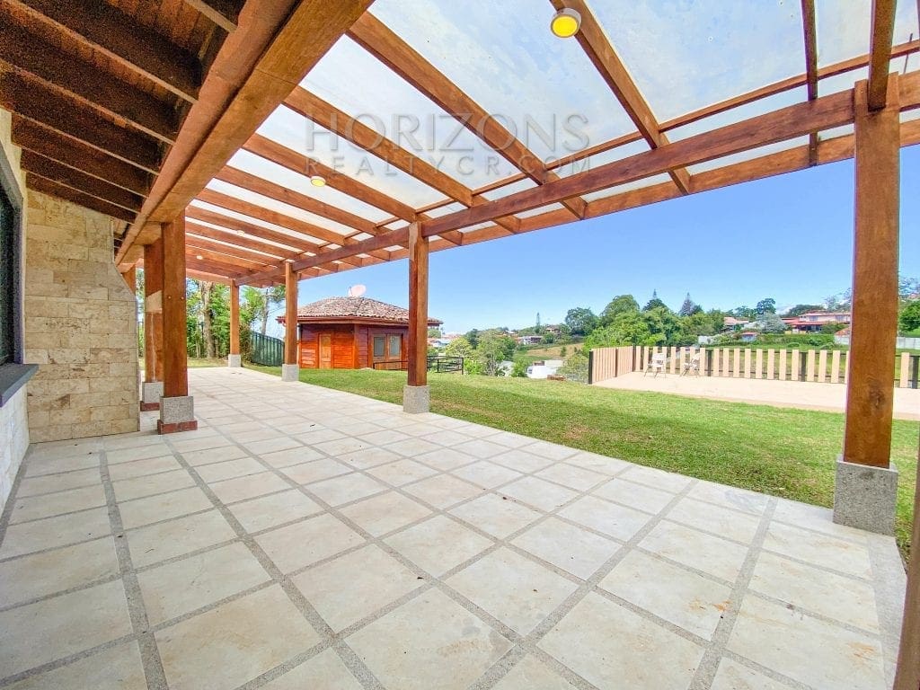 CASA EN TERRENO DE 1,439 M² CON VISTA A LAS MONTAÑAS Y SEGURIDAD TRES RIOS CARTAGO – NOJ495