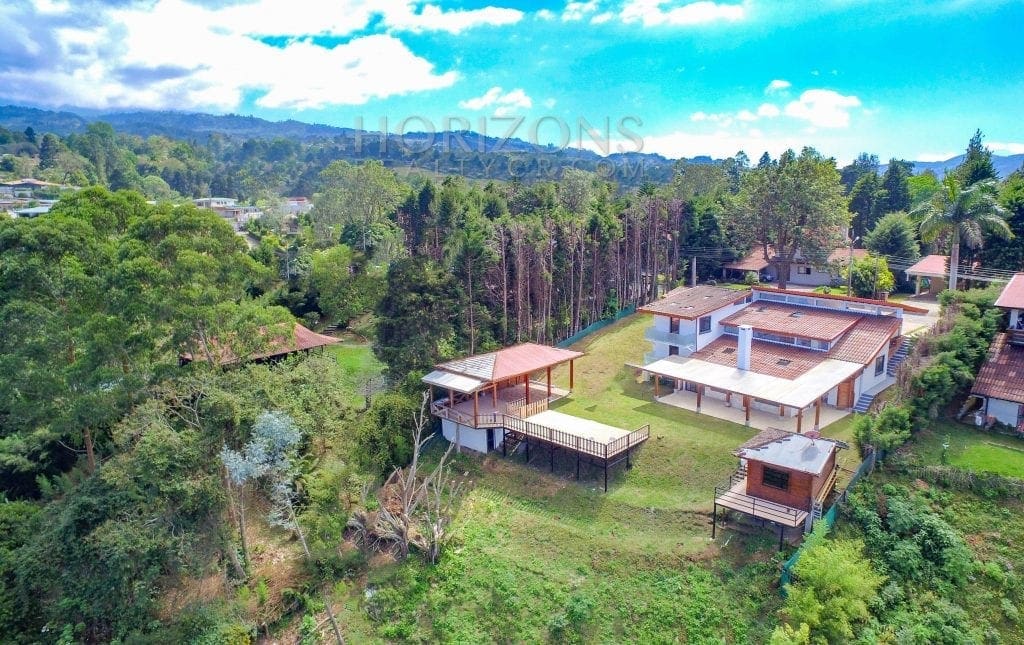 CASA EN TERRENO DE 1,439 M² CON VISTA A LAS MONTAÑAS Y SEGURIDAD TRES RIOS CARTAGO – NOJ495
