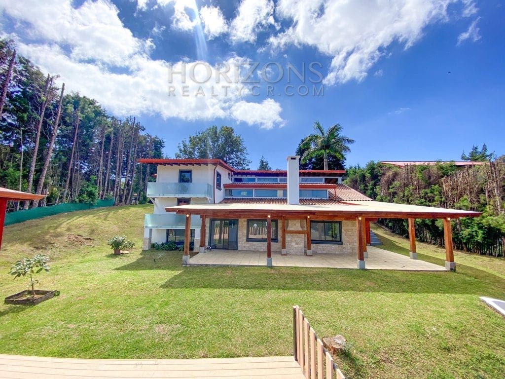 CASA EN TERRENO DE 1,439 M² CON VISTA A LAS MONTAÑAS Y SEGURIDAD TRES RIOS CARTAGO – NOJ495