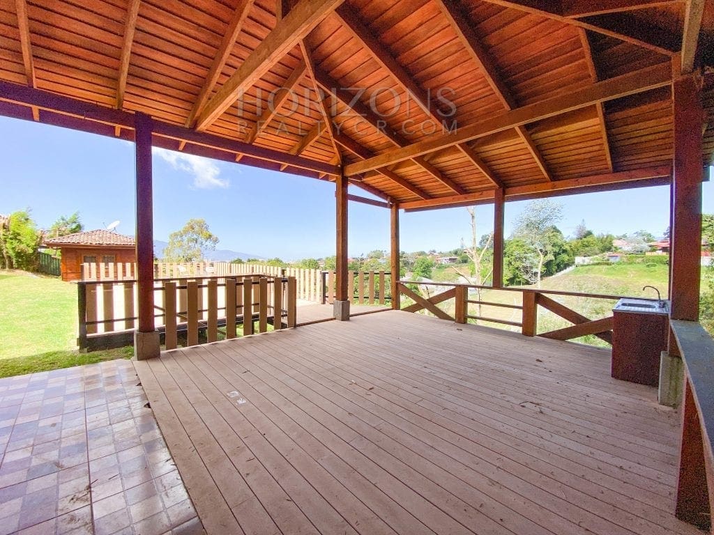 CASA EN TERRENO DE 1,439 M² CON VISTA A LAS MONTAÑAS Y SEGURIDAD TRES RIOS CARTAGO – NOJ495