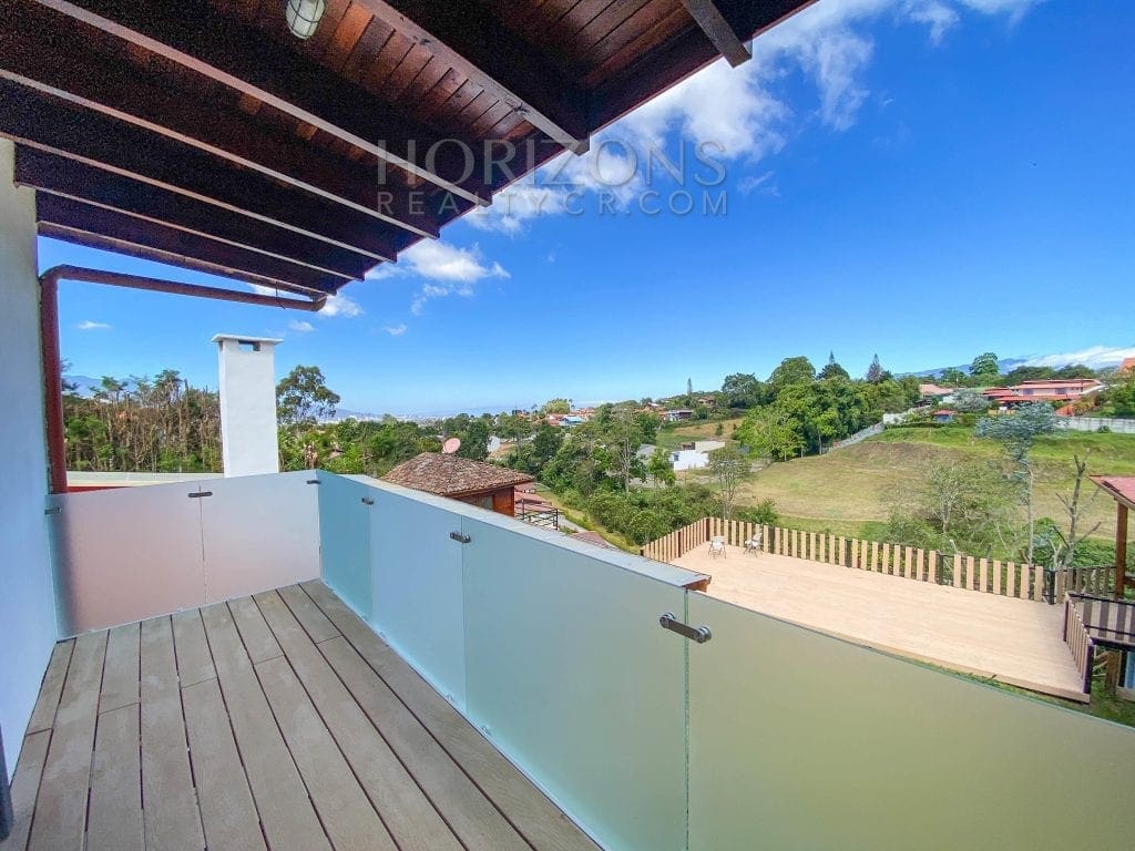 CASA EN TERRENO DE 1,439 M² CON VISTA A LAS MONTAÑAS Y SEGURIDAD TRES RIOS CARTAGO – NOJ495