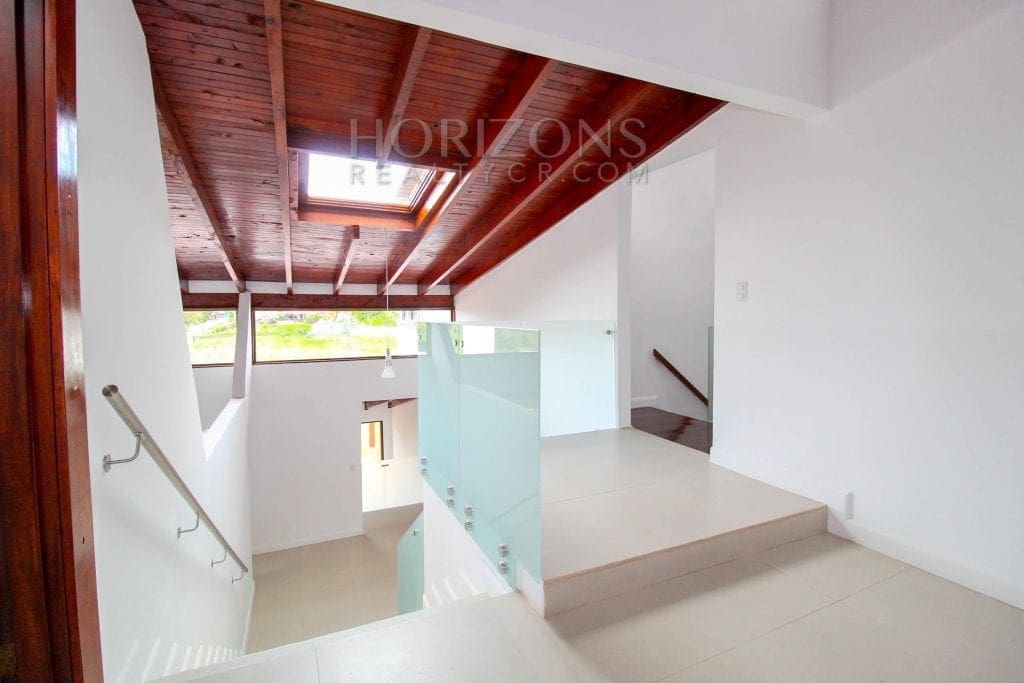 CASA EN TERRENO DE 1,439 M² CON VISTA A LAS MONTAÑAS Y SEGURIDAD TRES RIOS CARTAGO – NOJ495