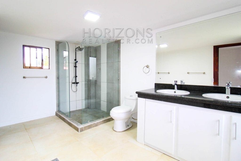 CASA EN TERRENO DE 1,439 M² CON VISTA A LAS MONTAÑAS Y SEGURIDAD TRES RIOS CARTAGO – NOJ495