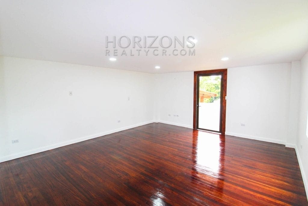 CASA EN TERRENO DE 1,439 M² CON VISTA A LAS MONTAÑAS Y SEGURIDAD TRES RIOS CARTAGO – NOJ495