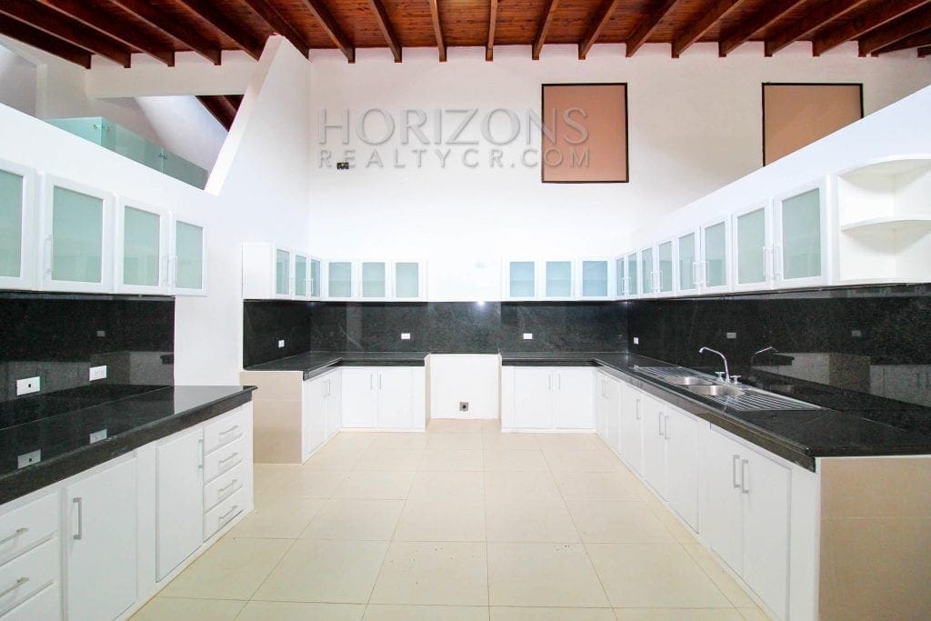 CASA EN TERRENO DE 1,439 M² CON VISTA A LAS MONTAÑAS Y SEGURIDAD TRES RIOS CARTAGO – NOJ495