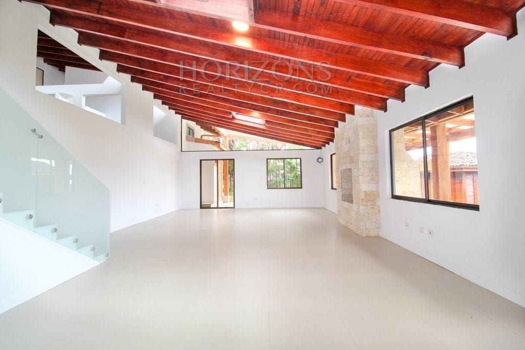 CASA EN TERRENO DE 1,439 M² CON VISTA A LAS MONTAÑAS Y SEGURIDAD TRES RIOS CARTAGO – NOJ495