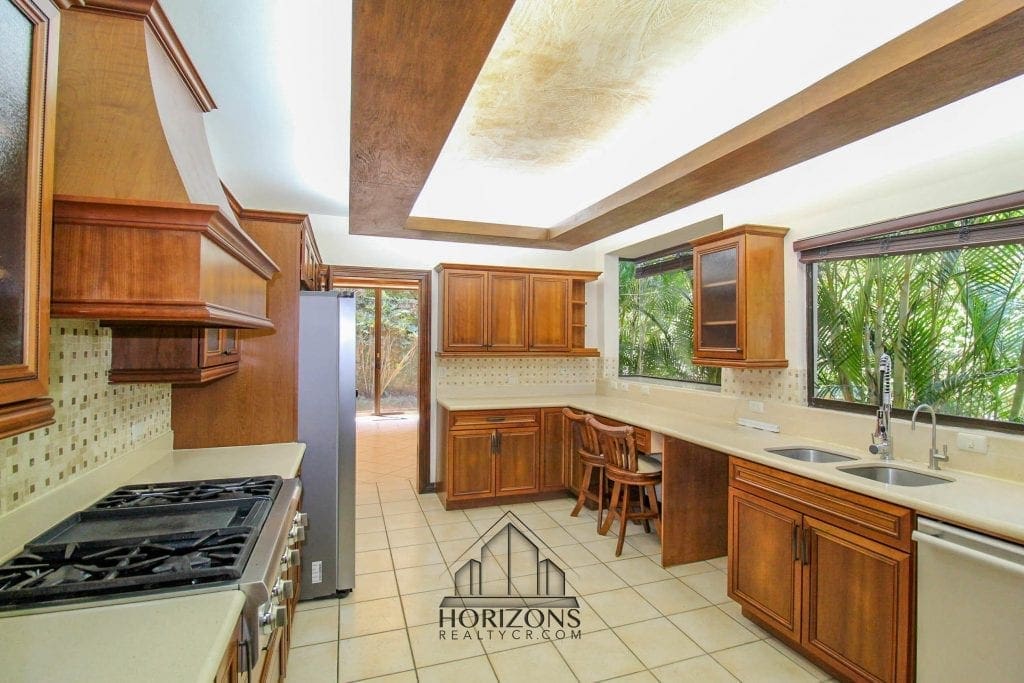 AMPLIA CASA EN ESCAZU INCLUYE LINEA BLNACA – 3 HABITACIONES PATIO NOJ501