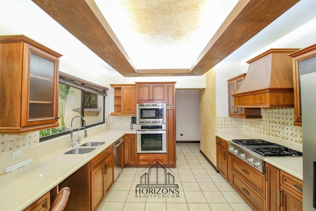 AMPLIA CASA EN ESCAZU INCLUYE LINEA BLNACA – 3 HABITACIONES PATIO NOJ501