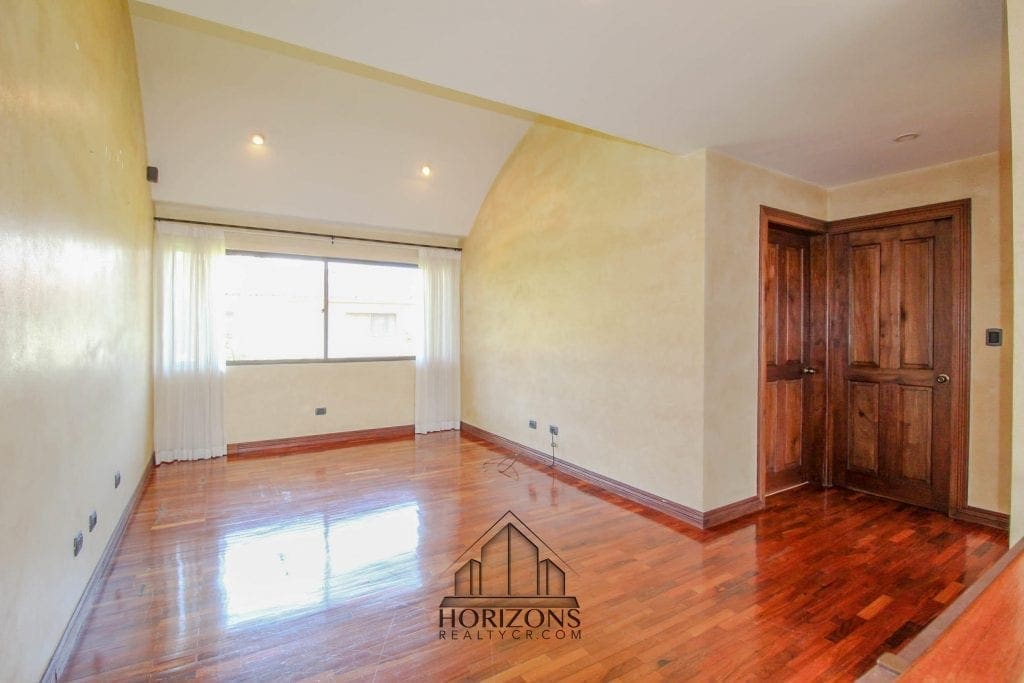 AMPLIA CASA EN ESCAZU INCLUYE LINEA BLNACA – 3 HABITACIONES PATIO NOJ501