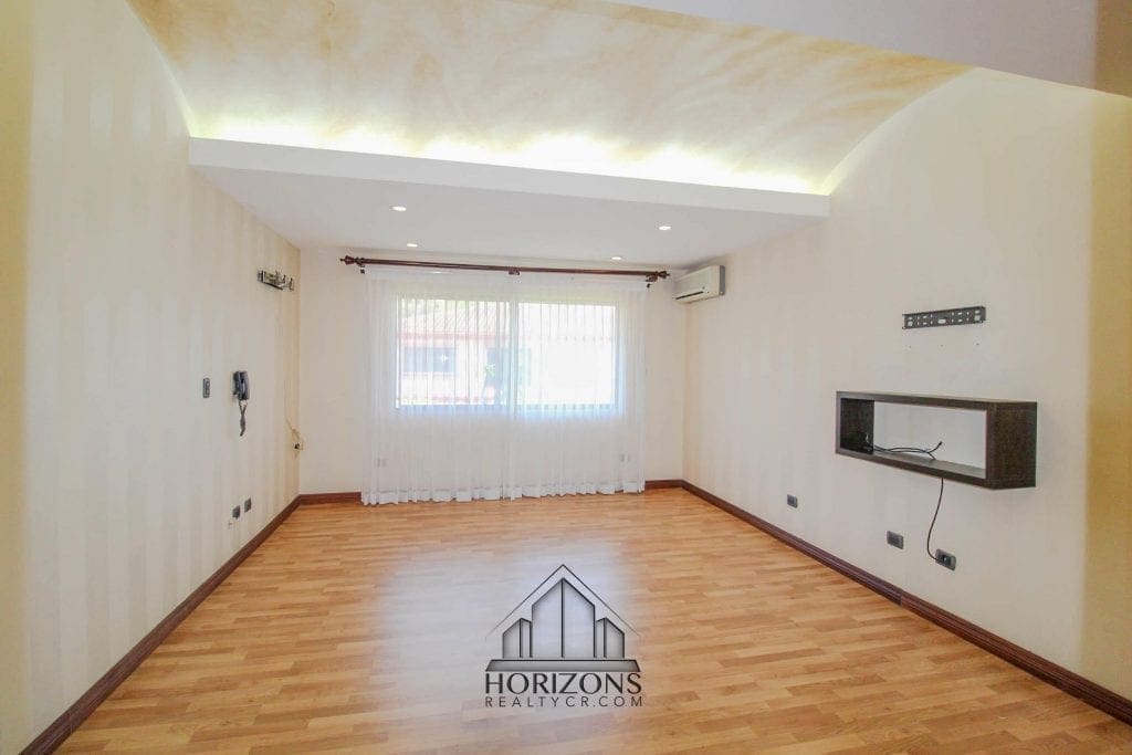 AMPLIA CASA EN ESCAZU INCLUYE LINEA BLNACA – 3 HABITACIONES PATIO NOJ501