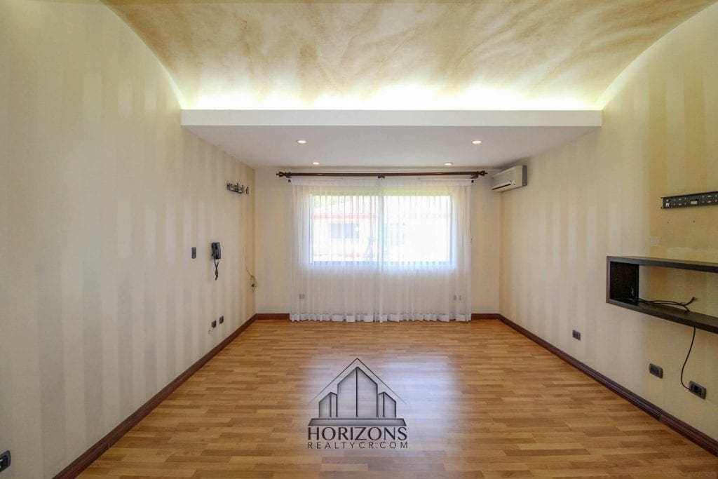 AMPLIA CASA EN ESCAZU INCLUYE LINEA BLNACA – 3 HABITACIONES PATIO NOJ501