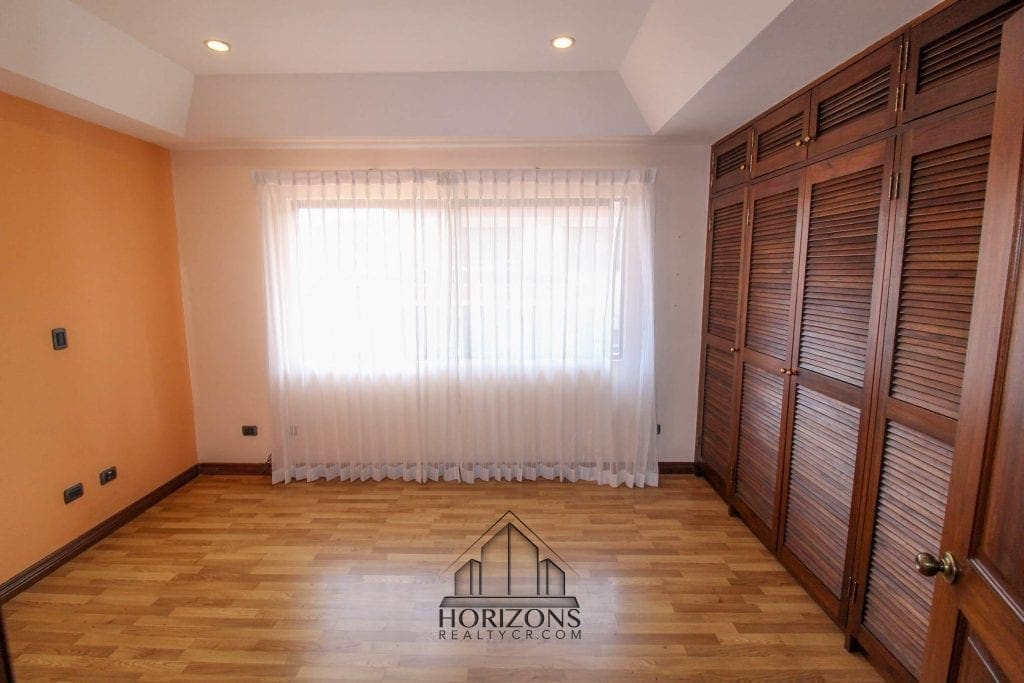 AMPLIA CASA EN ESCAZU INCLUYE LINEA BLNACA – 3 HABITACIONES PATIO NOJ501