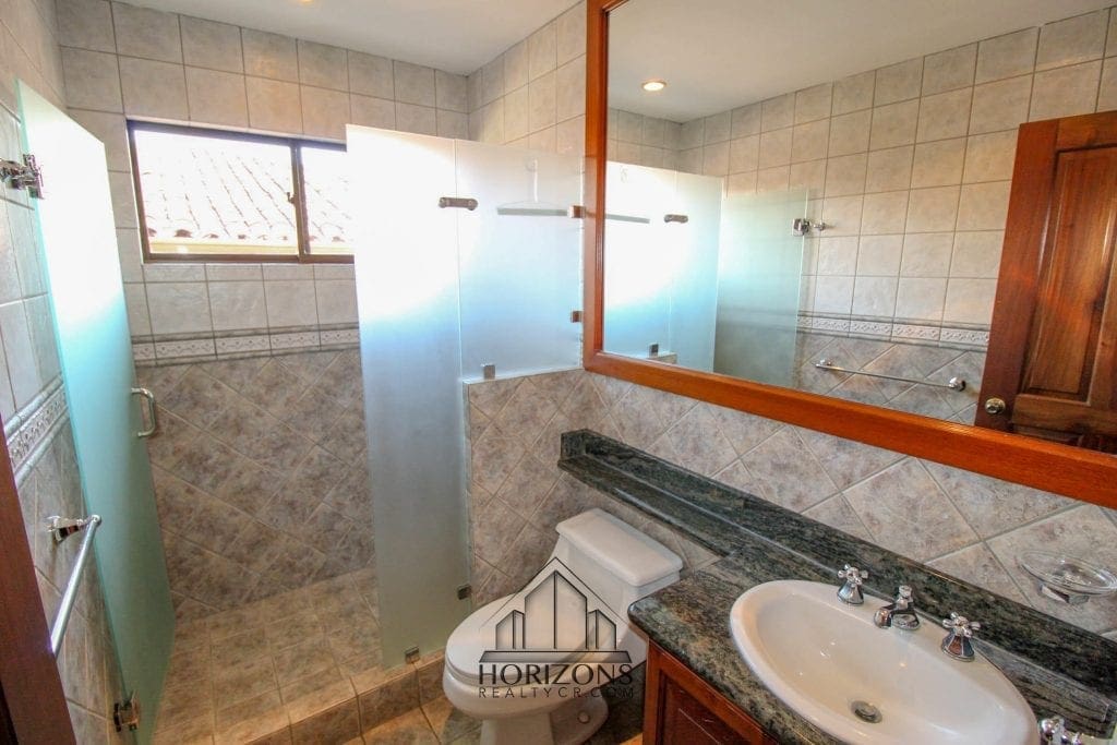 AMPLIA CASA EN ESCAZU INCLUYE LINEA BLNACA – 3 HABITACIONES PATIO NOJ501