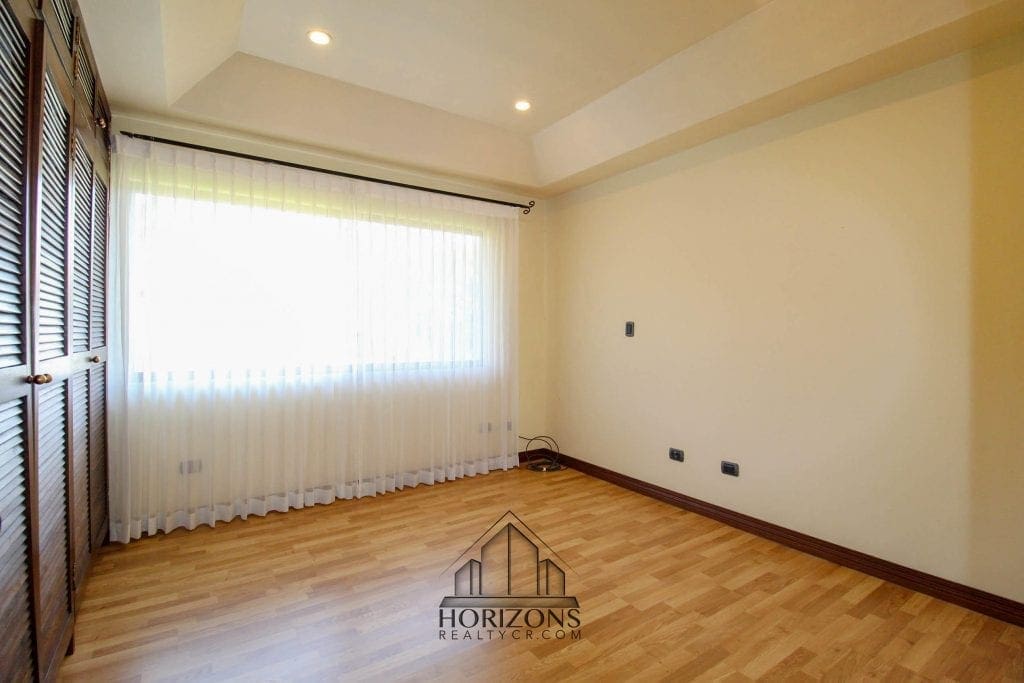 AMPLIA CASA EN ESCAZU INCLUYE LINEA BLNACA – 3 HABITACIONES PATIO NOJ501