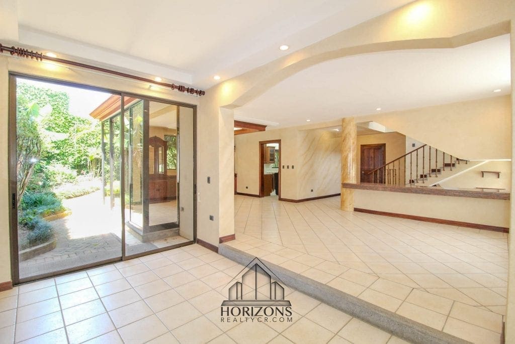 AMPLIA CASA EN ESCAZU INCLUYE LINEA BLNACA – 3 HABITACIONES PATIO NOJ501