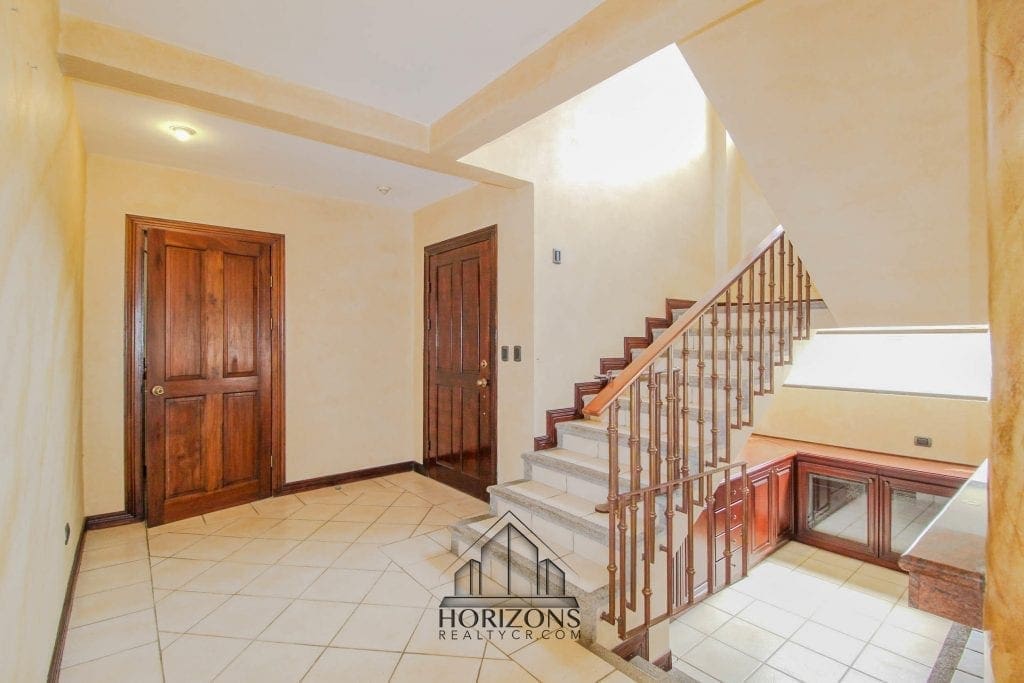 AMPLIA CASA EN ESCAZU INCLUYE LINEA BLNACA – 3 HABITACIONES PATIO NOJ501