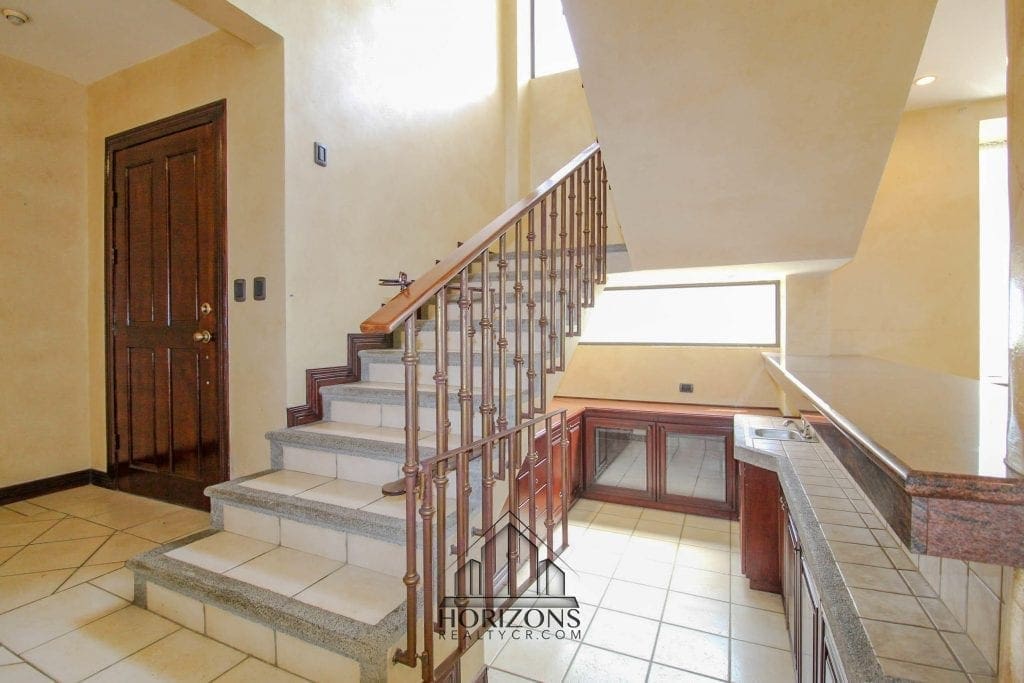 AMPLIA CASA EN ESCAZU INCLUYE LINEA BLNACA – 3 HABITACIONES PATIO NOJ501