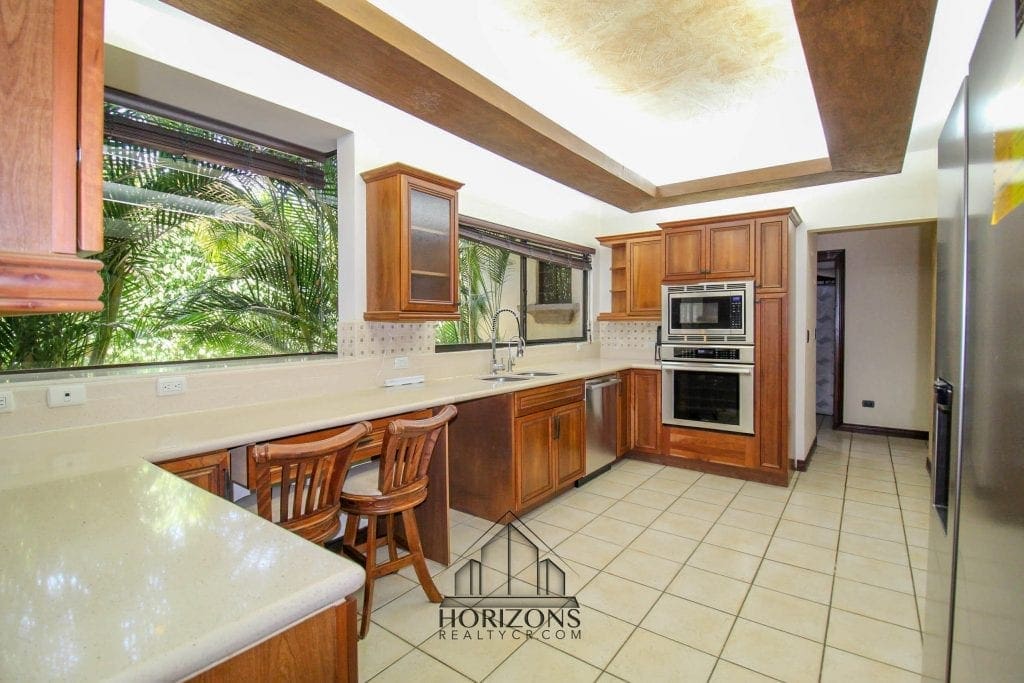 AMPLIA CASA EN ESCAZU INCLUYE LINEA BLNACA – 3 HABITACIONES PATIO NOJ501