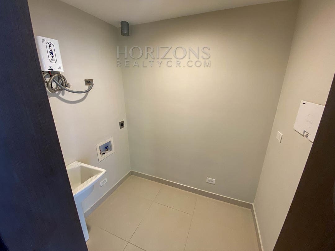 AMPLIO APARTAMENTO CONTEMPORANEO A 1.7 KM DE ROTONDA BANDERA nja908
