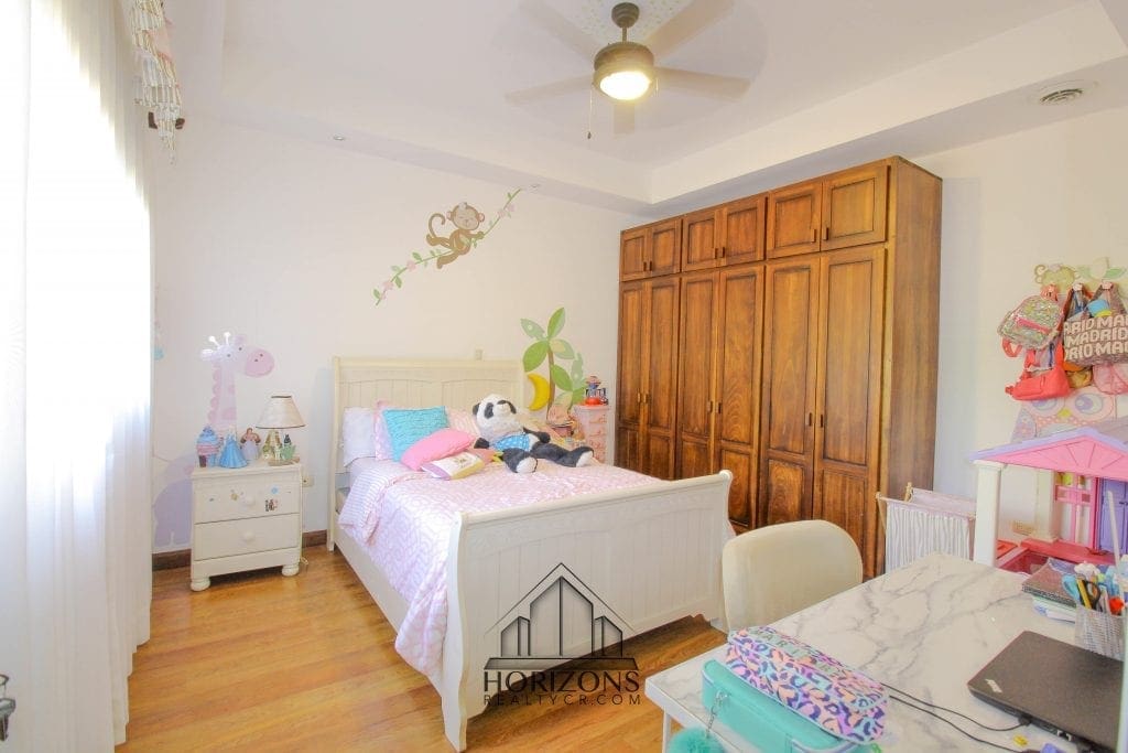 VENTA DE CASA EN SANTA ANA 4 HABITACIONES + OFICINA PATIO NOJ518