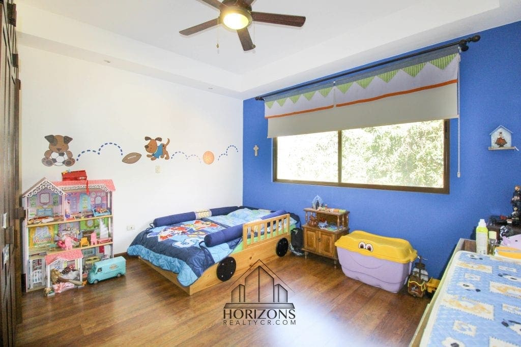 VENTA DE CASA EN SANTA ANA 4 HABITACIONES + OFICINA PATIO NOJ518