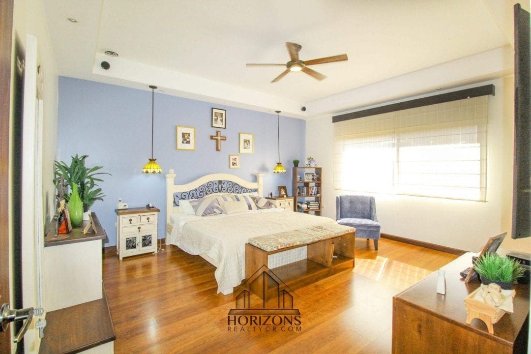 VENTA DE CASA EN SANTA ANA 4 HABITACIONES + OFICINA PATIO NOJ518