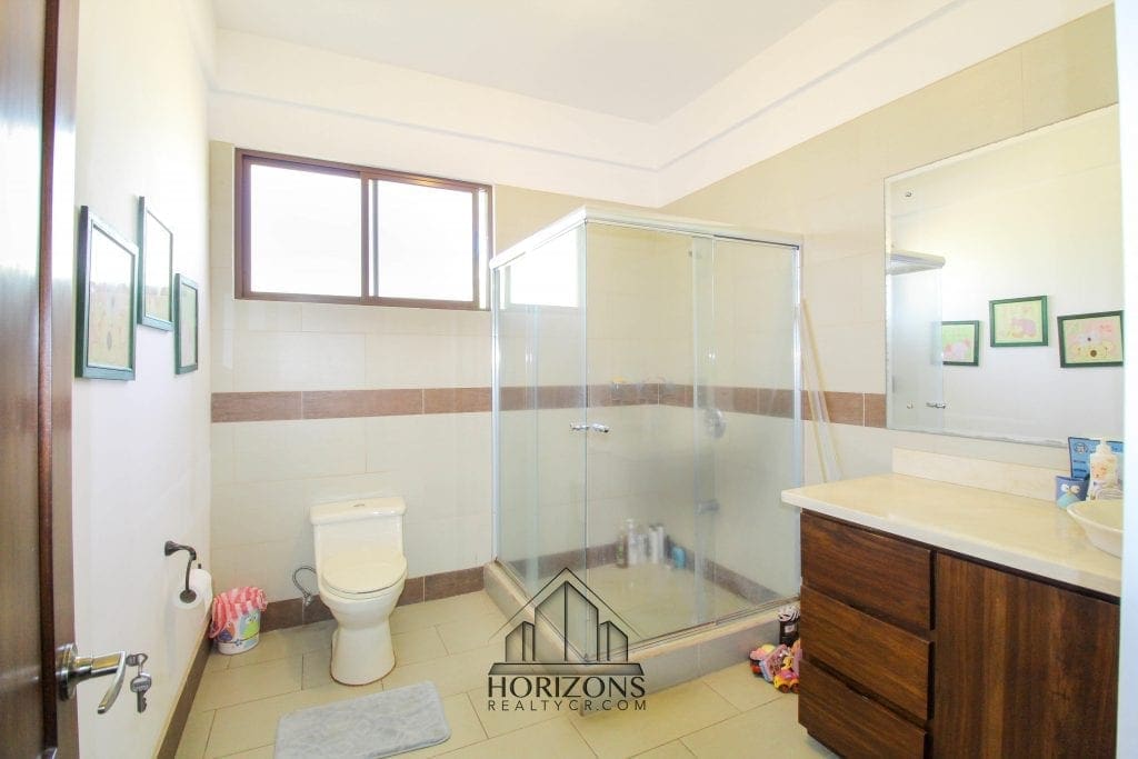 VENTA DE CASA EN SANTA ANA 4 HABITACIONES + OFICINA PATIO NOJ518