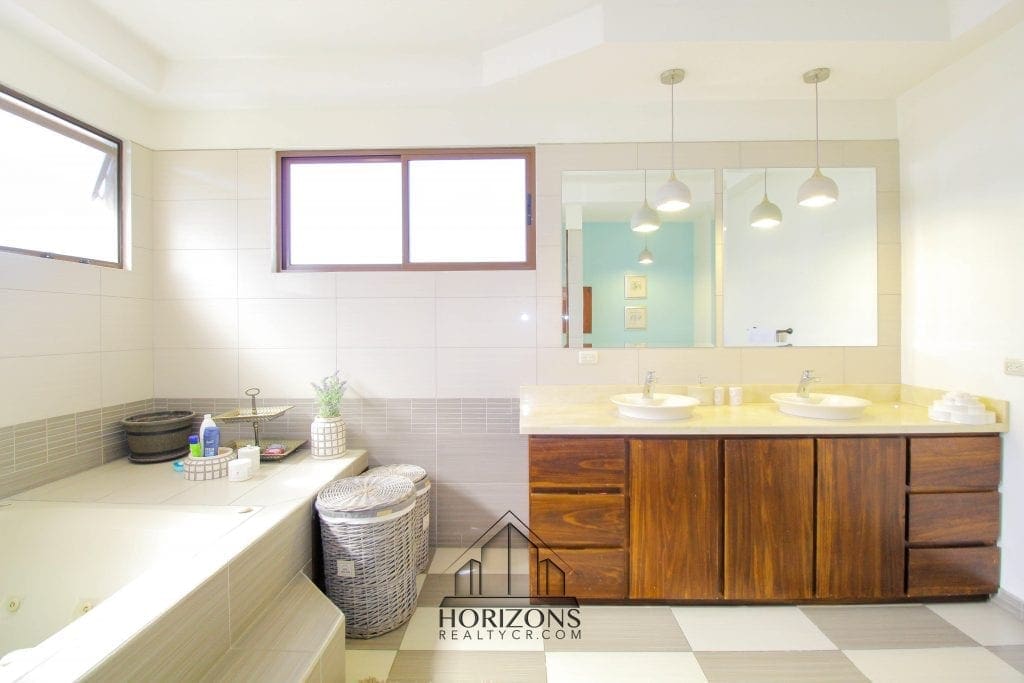VENTA DE CASA EN SANTA ANA 4 HABITACIONES + OFICINA PATIO NOJ518