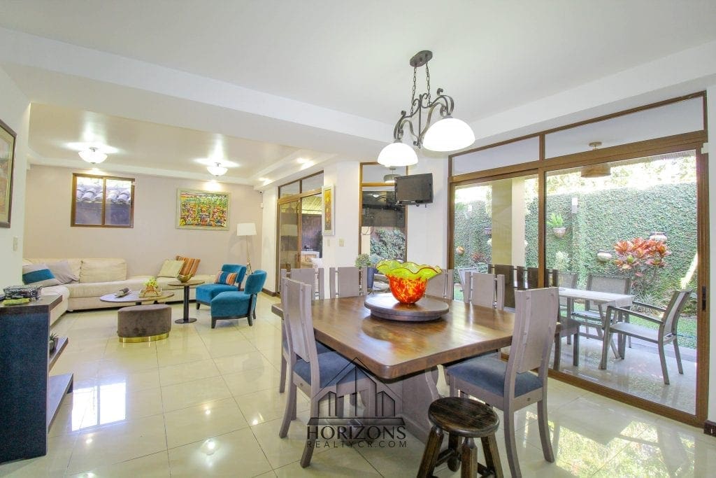 VENTA DE CASA EN SANTA ANA 4 HABITACIONES + OFICINA PATIO NOJ518