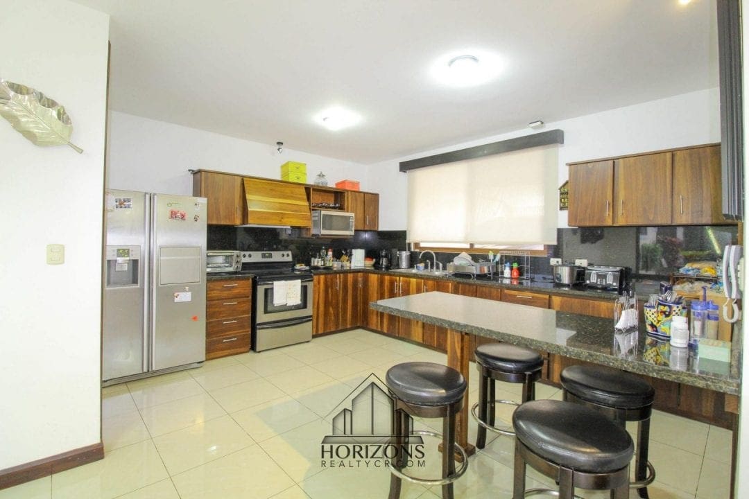VENTA DE CASA EN SANTA ANA 4 HABITACIONES + OFICINA PATIO NOJ518